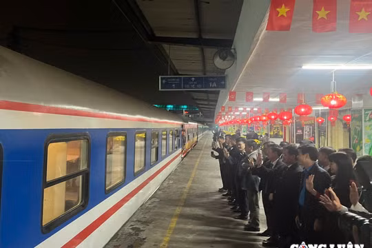 Hân hoan “Chuyến tàu Xuân” rời ga Hà Nội đêm Giao thừa