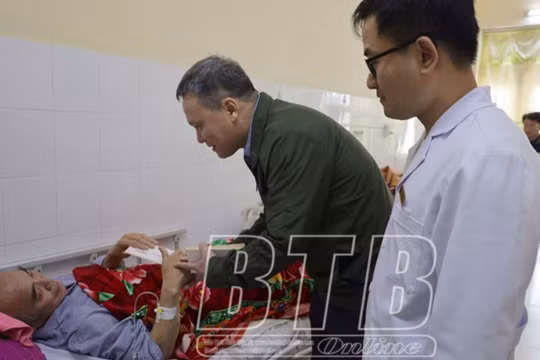 Báo Thái Bình trao tặng hàng trăm suất quà cho bệnh nhân, người có hoàn cảnh khó khăn