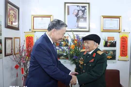 Tổng Bí thư Tô Lâm chúc Tết, tặng quà Thiếu tướng Huỳnh Đắc Hương