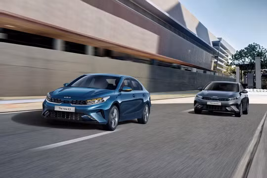 Thị trường tăng trưởng, xe sedan cỡ C lại lao dốc không phanh