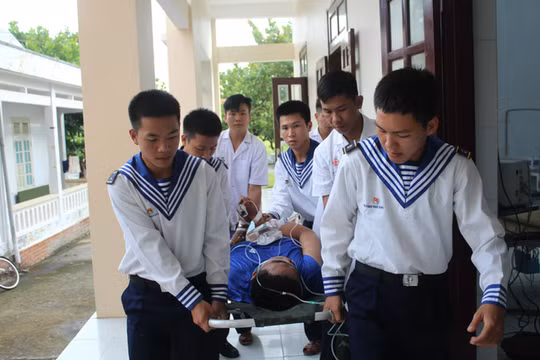Ngư dân Lý Sơn hôn mê, suy đa tạng sau khi lặn sâu hơn 40m, cấp cứu khẩn ở Trường Sa