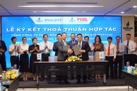 PVFCCo - Phú Mỹ và PVOIL ký kết thỏa thuận hợp tác trong lĩnh vực dịch vụ, thương mại và hóa chất