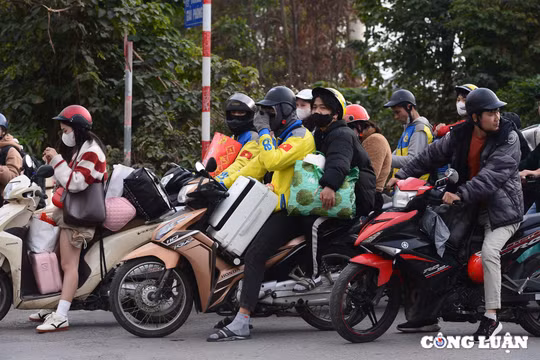 Chở hành lý, đồ đạc cồng kềnh gây mất an toàn giao thông có thể bị xử phạt