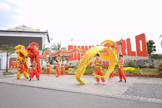 Tấp nập khách tới các điểm du lịch Quảng Ninh dịp đầu xuân