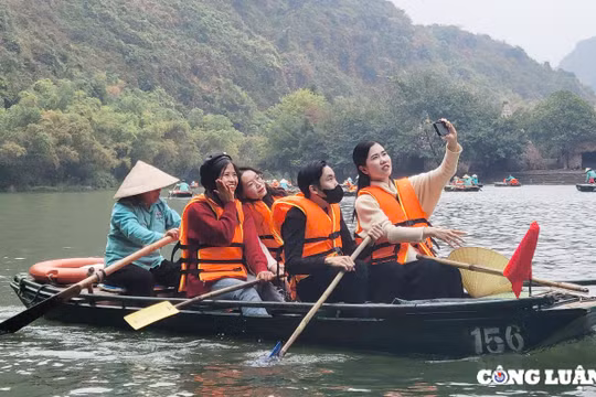 Giới trẻ hào hứng tham quan trải nghiệm tại quần thể danh thắng Tràng An đầu năm mới