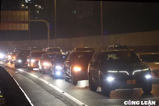 Tối mồng 5 Tết, dòng phương tiện ùn ứ kéo dài hơn 2 km hướng vào Thủ đô