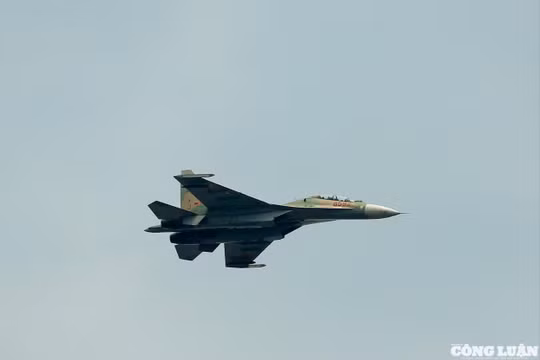 Tiêm kích Su-30, trực thăng quân sự tung bay trên Quảng trường Ba Đình