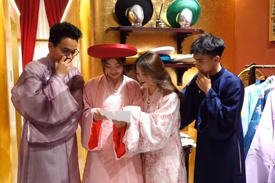 Chụp photobooth với cổ phục, giới trẻ tìm lại hơi thở Hà Nội xưa