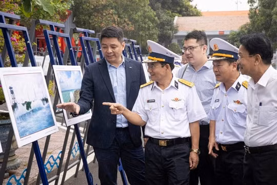 Triển lãm đặc biệt tôn vinh chủ quyền biển đảo, kỷ niệm 70 năm Hải quân Việt Nam