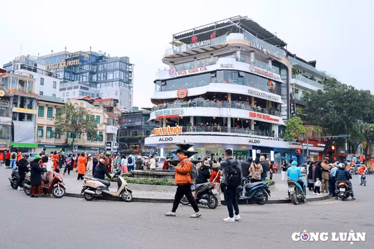 Hà Nội: Người dân tấp nập chụp hình bên toà nhà 'Hàm Cá Mập' trước khi tháo dỡ