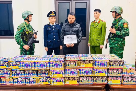 Bắt giữ đối tượng vận chuyển 84 kg pháo hoa nổ qua biên giới Hà Tĩnh