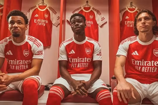 Arsenal trình làng áo đấu sân nhà mùa giải 2025/2026
