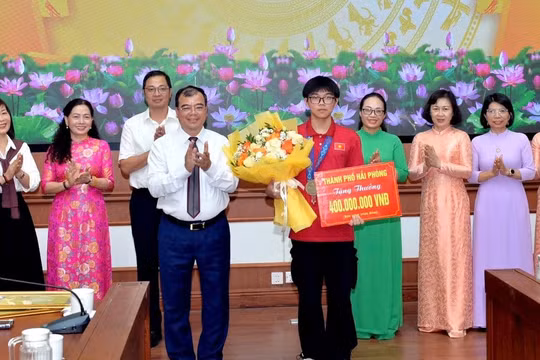 Bất ngờ mức thưởng 'khủng' cho học sinh giỏi quốc gia, quốc tế tại nhiều địa phương