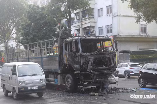 Hà Nội: Ô tô tải bốc cháy dữ dội trên đường Trần Thủ Độ, giao thông ùn ứ cục bộ