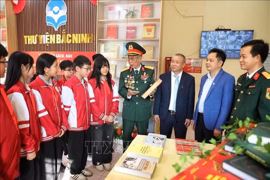 Trưng bày 1.000 tư liệu ca ngợi truyền thống hào hùng của Quân đội