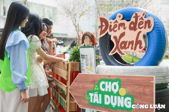 Đổi rác lấy quà, đổi đồ cũ lấy đồ đã qua sử dụng tại Lễ hội “Tắt đèn bật ý tưởng” 2025