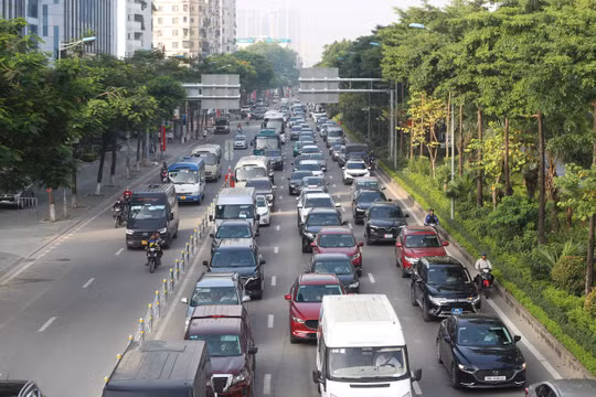 Hà Nội: Đường Võ Chí Công thông thoáng ngày đầu phân làn ôtô, xe máy