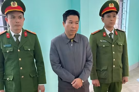 Bắt tạm giam cán bộ ban quản lý dự án móc nối với doanh nghiệp lập hợp đồng thuê nhân công khống