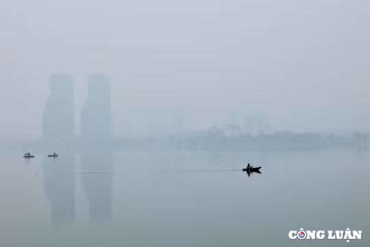 Hồ Tây đẹp đến lạ thường trong làn sương mù mờ ảo