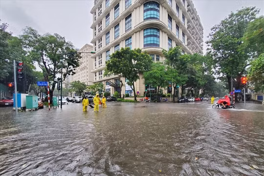 Hà Nội: Đầu tư hơn 96 tỷ đồng duy trì hệ thống thoát nước trên địa bàn quận Tây Hồ