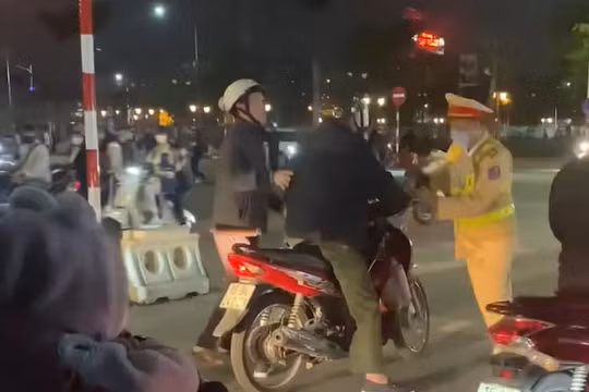 Khởi tố vụ án người đàn ông đấm vào mặt cán bộ Công an khi bị kiểm tra nồng độ cồn