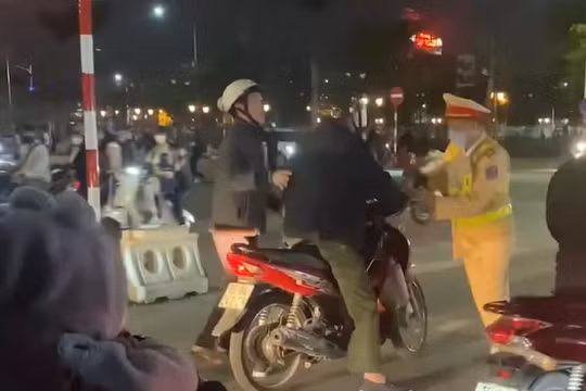 Khởi tố vụ án 2 người tấn công CSGT khi bị kiểm tra nồng độ cồn