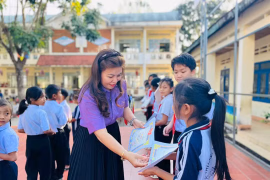 Nghị quyết 71-NQ/TW thắp sáng niềm tin cho thầy trò biên cương Quảng Ngãi