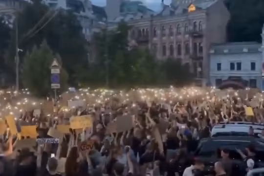 Người dân Ukraine biểu tình phản đối Tổng thống Zelenskyy, anh em nhà Klitschko cũng tham gia