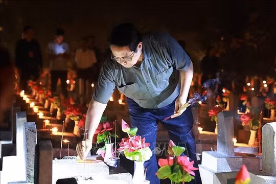 Thủ tướng Phạm Minh Chính dự Lễ thắp nến tri ân các Anh hùng liệt sĩ tại Nghĩa trang Trường Sơn