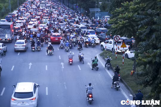 Từ ngày 15/1, phương tiện lưu thông một chiều trên đường gom Đại lộ Thăng Long