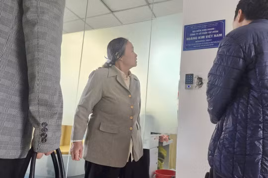 Hà Nội: Nhiều người dân đến trụ sở Công ty Hoàng Kim đòi lại tiền