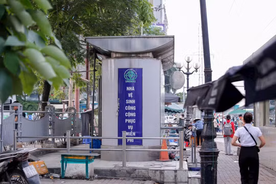 Nhà vệ sinh công cộng ở Hà Nội bị chiếm dụng, tồn tại như không