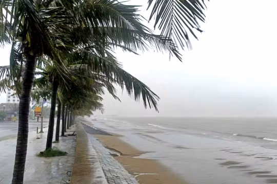 Thanh Hóa: Biển động mạnh, sóng cao từ 40-60 cm