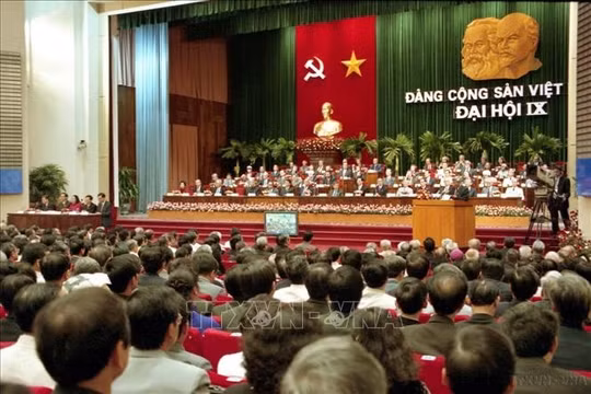 Đại hội lần thứ IX của Đảng: Tiếp tục đổi mới, đẩy mạnh công nghiệp hoá, hiện đại hoá