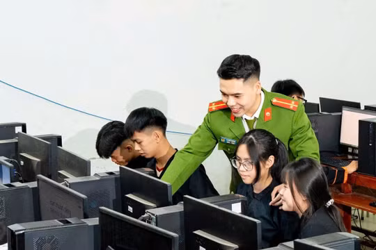 Lớp học số của những 'thầy giáo' công an trên rẻo cao Sơn Động