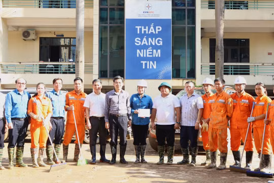 Đoàn công tác EVN và EVNNPC sẻ chia, động viên PC Thái Nguyên nỗ lực khắc phục hậu quả mưa lũ