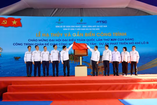 Gắn biển công trình chân đế giàn CPP Lô B chào mừng Đại hội Đảng toàn quốc lần thứ XIV