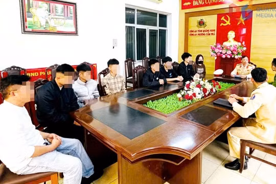 Án phạt nghiêm khắc cho nhóm thanh thiếu niên bốc đầu xe máy livestream