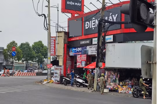 Truy bắt nghi phạm dùng dao đe dọa nhân viên cửa hàng FPT để cướp tài sản