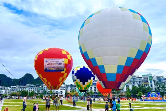 Ngắm toàn cảnh vịnh Hạ Long bằng khinh khí cầu