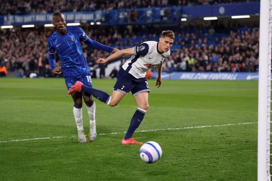 Đánh bại Tottenham, Chelsea vượt Man City trên BXH Ngoại hạng Anh
