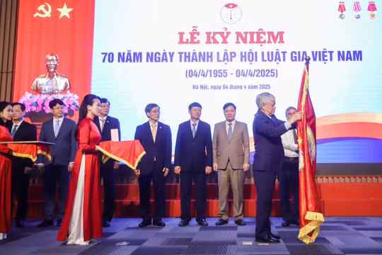 Hội Luật gia Việt Nam đón nhận Huân chương Lao động hạng Nhất