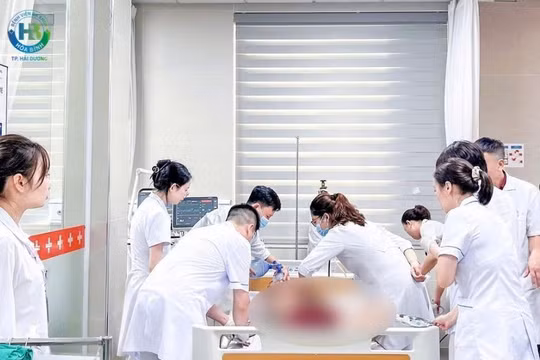 Bác sĩ cảnh báo: Bế ngược trẻ đuối nước - Sai một ly, mất cả mạng sống