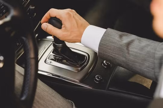 Tự động so với số sàn: Chọn hộp số phù hợp cho chiếc xe tiếp theo của bạn