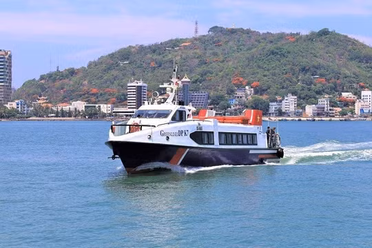 Hàng loạt tàu cao tốc đi Côn Đảo, Phú Quý tạm dừng vì thời tiết xấu