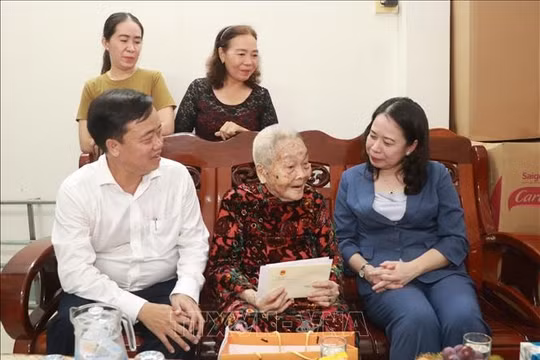 Phó Chủ tịch nước Võ Thị Ánh Xuân thăm, tặng quà các gia đình chính sách