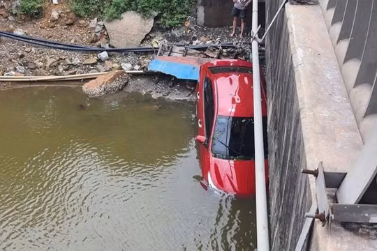 Quảng Trị: Ô tô rơi xuống sông, người trong xe may mắn thoát nạn