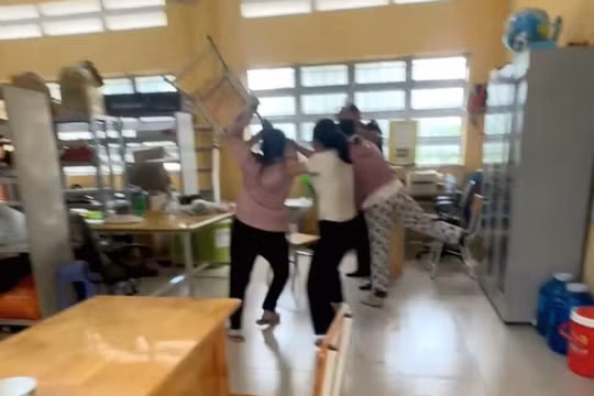 Phụ huynh hành hung giáo viên do nhắn tin 'thân mật' với học sinh