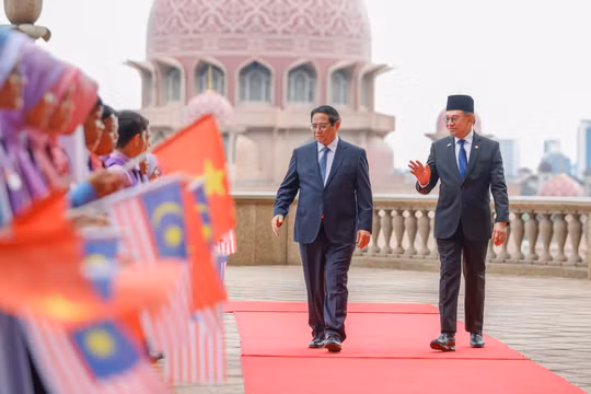 Thủ tướng Anwar Ibrahim chủ trì lễ đón Thủ tướng Phạm Minh Chính thăm chính thức Malaysia