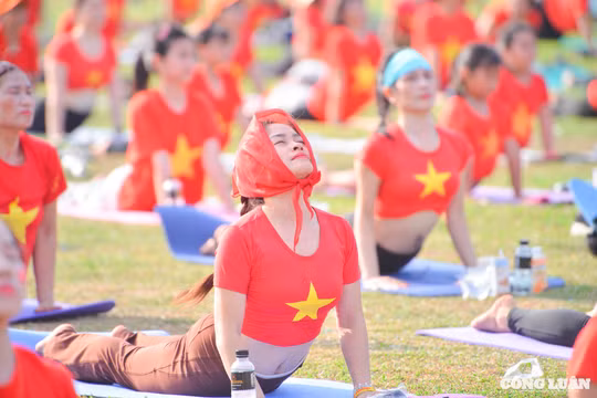 Hà Nội: Hàng trăm người đồng diễn Yoga tại công viên Yên Sở